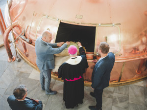 Biskup tradičně požehnal várce ležáku z Budvaru. Lahev poputuje i papežovi do Vatikánu