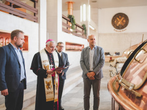 Biskup tradičně požehnal várce ležáku z Budvaru. Lahev poputuje i papežovi do Vatikánu