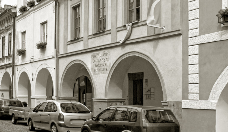 Dům v České 29, na kterém je chronogram z roku 1725 se zvláštním vzkazem.