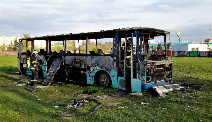 Vrak autobusu po požáru z roku 2017.
