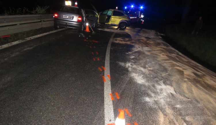 Kvůli olejové skvrně na silnici havarovala dvě auta. Policie hledá svědky