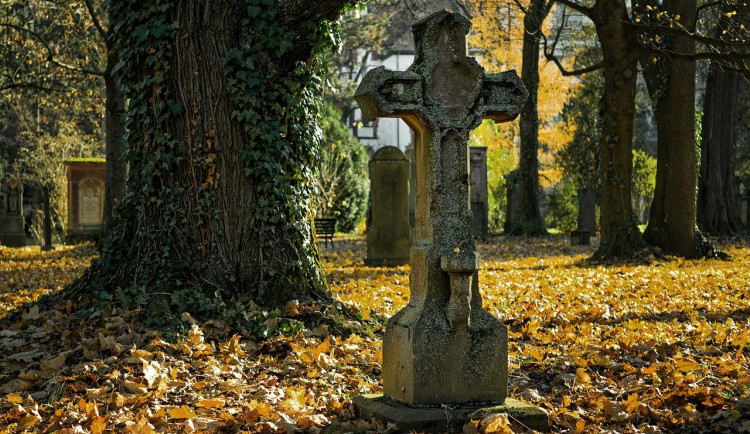 Město musí každoročně vypravit desítky sociálních pohřbů