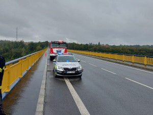 Omezení provozu na Žďákovském mostě. Policisté a hasiči tam pátrají po ženě