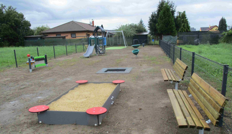 Nové dětské hřiště U Špačků je hotové. Herní prvky jsou z recyklovaných plastů