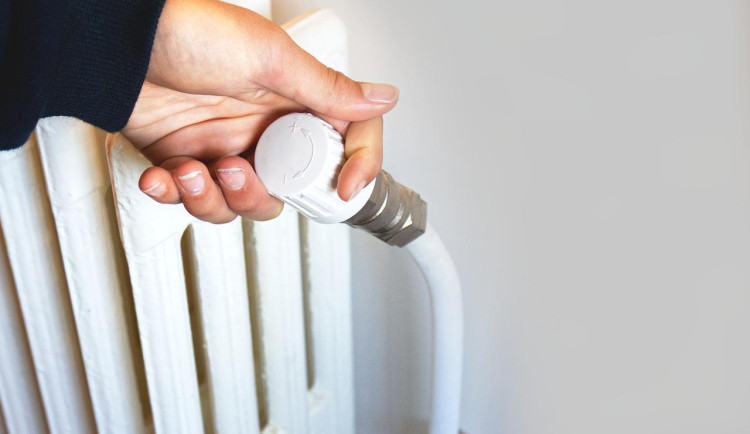 Lidé v Brně začali topit. Kolik za teplo zaplatí, zatím netuší