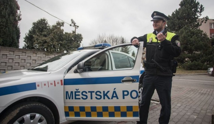 Seniorka z Brna bezradně ležela v bytě, chtěla přitom do práce