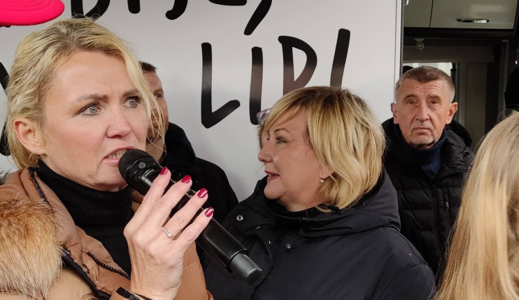 Nagyová s Babišem v rámci předvolebního turné navštívili i Jihlavu. Přivítal je déšť i hlasití odpůrci