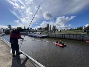 Únik nafty do vody nebo vůz na dně přístaviště. Povodí Vltavy cvičilo v Českém Vrbném