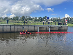Únik nafty do vody nebo vůz na dně přístaviště. Povodí Vltavy cvičilo v Českém Vrbném