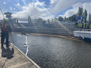 Únik nafty do vody nebo vůz na dně přístaviště. Povodí Vltavy cvičilo v Českém Vrbném