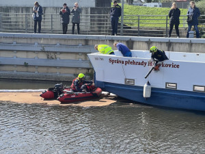 Únik nafty do vody nebo vůz na dně přístaviště. Povodí Vltavy cvičilo v Českém Vrbném