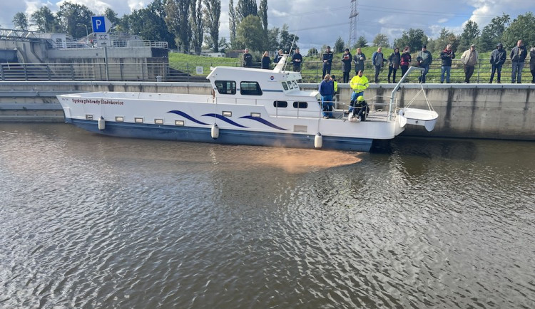 Únik nafty do vody nebo vůz na dně přístaviště. Povodí Vltavy cvičilo v Českém Vrbném