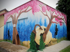 Trafostanice v Hrdějovicích připomíná bývalou třešňovou alej.