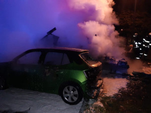 Zaparkovaný obytný vůz zachvátil požár. Explodovala v něm propanbutanová lahev