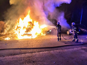 Zaparkovaný obytný vůz zachvátil požár. Explodovala v něm propanbutanová lahev