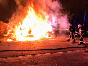 Zaparkovaný obytný vůz zachvátil požár. Explodovala v něm propanbutanová lahev