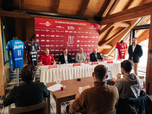 Tisková konference před začátkem sezony. Zleva: kapitán Martin Licek, trenér René Dvořák, prezident klubu Jan Diviš a generální manažer Robert Mifka.