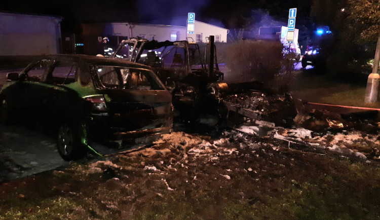 Zaparkovaný obytný vůz zachvátil požár. Explodovala v něm propanbutanová lahev