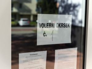 VOLBY 2022: Sčítání hlasů začalo. Volební místnosti se úderem druhé hodiny uzavřely