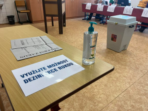 VOLBY 2022: Sčítání hlasů začalo. Volební místnosti se úderem druhé hodiny uzavřely