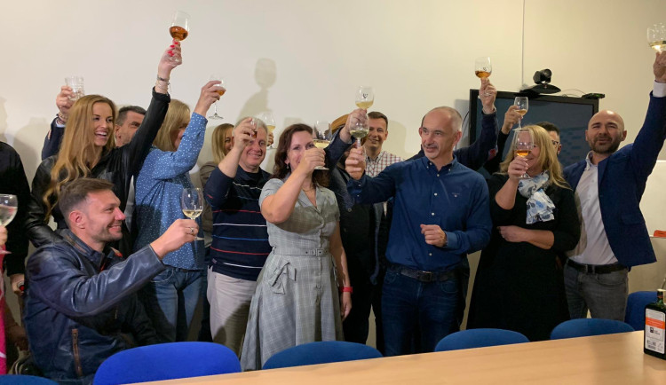 Ve štábu ODS už se slaví úspěch.