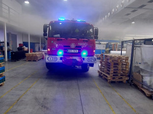 V Táboře hořela drtička plastů. Hasiči evakuovali sedm lidí a škoda je pět milionů