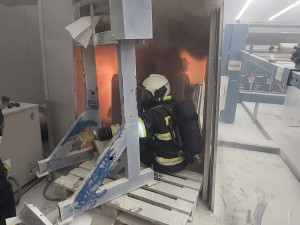 V Táboře hořela drtička plastů. Hasiči evakuovali sedm lidí a škoda je pět milionů