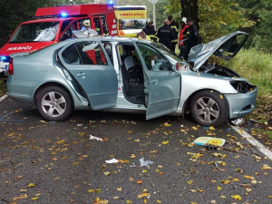Dopravní nehoda ve vesnici Dolní Jílovice u Čertovy stěny.
