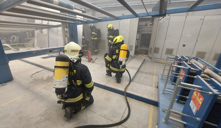 V Táboře hořela drtička plastů. Hasiči evakuovali sedm lidí a škoda je pět milionů