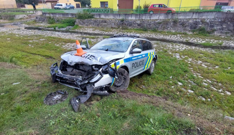 Policista při pronásledování ujíždějícího auta havaroval. Utrpěl středně těžká zranění