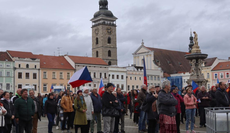 Demonstrovalo se také v Českých Budějovicích, na náměstí přišly stovky lidí