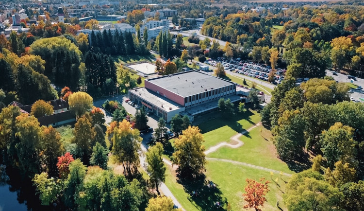 Oprava hlavní střechy sportovní haly skončí v říjnu