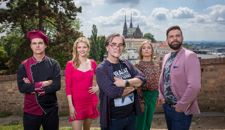 Režisér Prušinovský si v novém seriálu tropí žerty z Brna. Nejvíc to schytává Česká televize