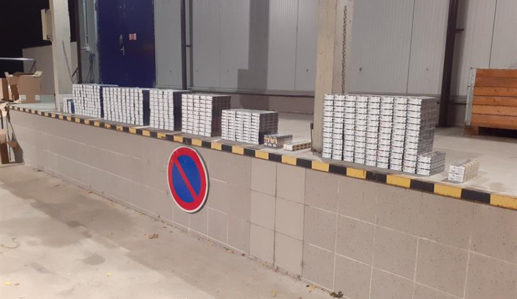 Mám jen jeden karton cigaret, hlásil rumunský řidič celníkům. Ti jich v jeho dodávce našli celkem 482