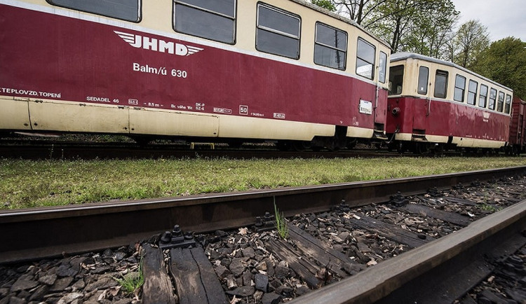 Jindřichohradecké místní dráhy nasadí místo vlaků autobusy. Pro vlaky na úzkokolejce nemají osvědčení