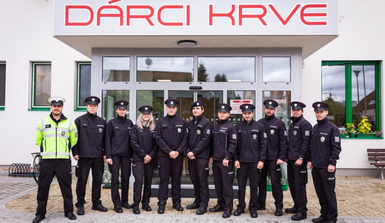Policejní nováčci darovali krev