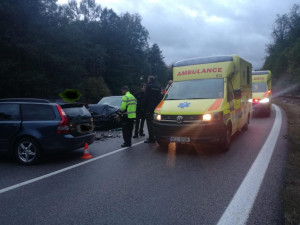 Pět zraněných si vyžádala nehoda dvou osobních vozidel na Strakonicku