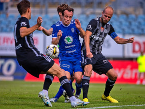 Stoper Martin Králik (vpravo) působí v Dynamu třetí sezonu.