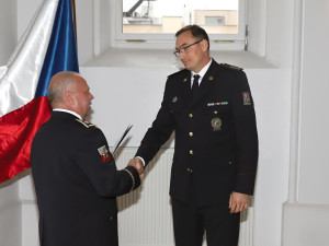 Řidiče z havarovaného auta zachránil policista v civilu. Za svůj čin získal ocenění