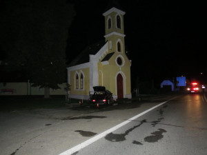 Řidiče z havarovaného auta zachránil policista v civilu. Za svůj čin získal ocenění