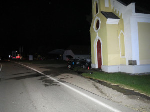 Řidiče z havarovaného auta zachránil policista v civilu. Za svůj čin získal ocenění