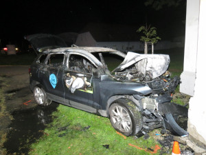 Řidiče z havarovaného auta zachránil policista v civilu. Za svůj čin získal ocenění