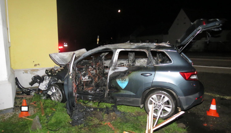 Řidiče z havarovaného auta zachránil policista v civilu. Za svůj čin získal ocenění