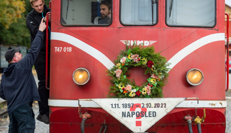 Poslední spoj, který absolvoval trasu Jindřichův Hradec - Obrataň, zaměstnanci firmy vyzdobili smutečním věncem i vzpomínkami na úzkokolejnou dráhu.  místní dráhy jsou připravené dál provozovat dopravu