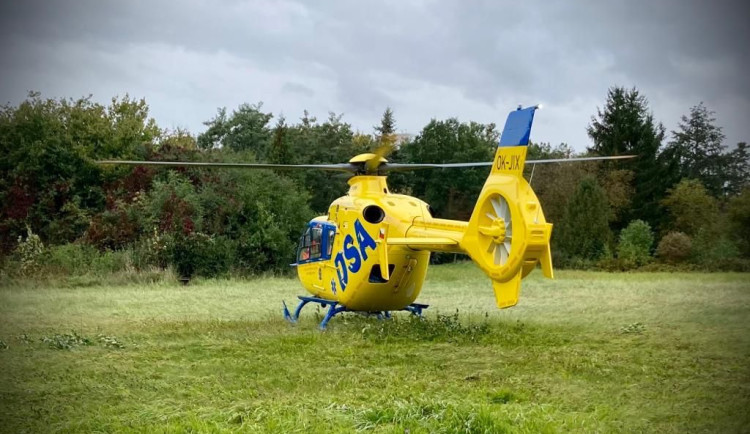 Při tragické nehodě zemřel motorkář, vyjel ze silnice a narazil do stromu