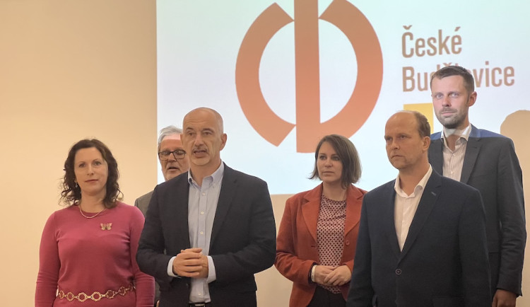 Zleva: Dagmar Škodová Parmová (ODS), Svatomír Mlčoch (Piráti), Martin Kuba (ODS), Zuzana Kudláčková (Piráti), Tomáš Bouzek (TOP 09), Šimon Heller (KDU-ČSL).