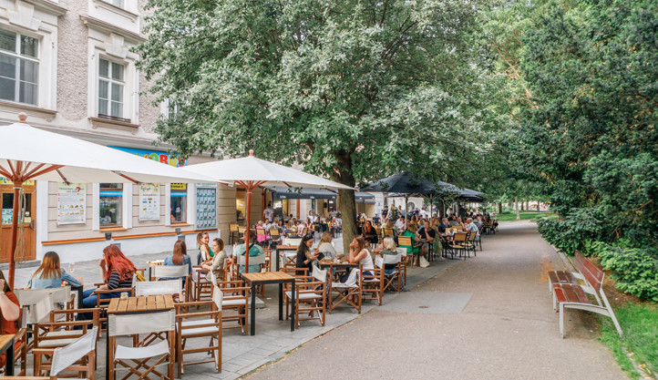 Plzeňští restauratéři dostanou manuál k předzahrádkám, nemají překážet chodcům