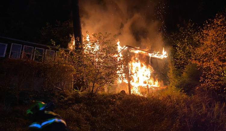 Na Českobudějovicku hořela chata. Škoda je téměř půl milionu korun
