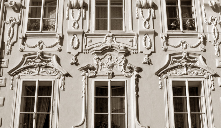 Luisézní štuková dekorace z roku 1790 na domu Široká 14.