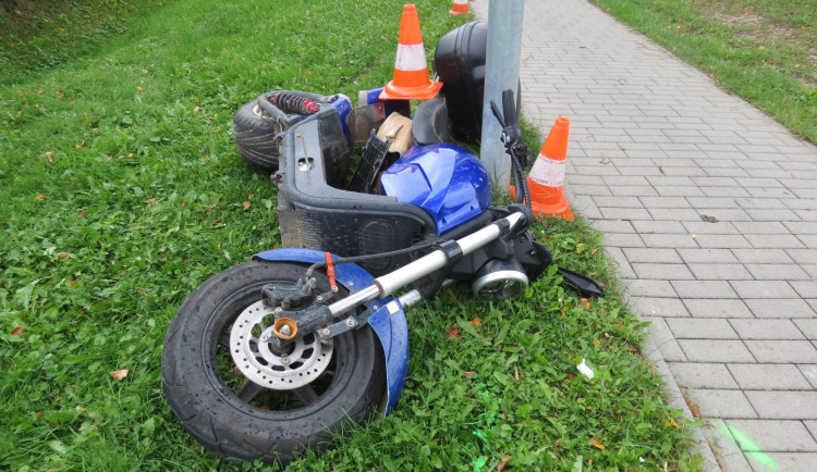 Opilý muž narazil na skútru do veřejného osvětlení. Měl zákaz řízení